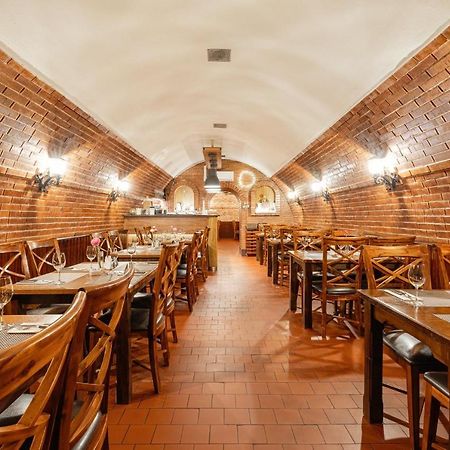 Restaurace A Penzion U Doubku Břeclav Екстериор снимка