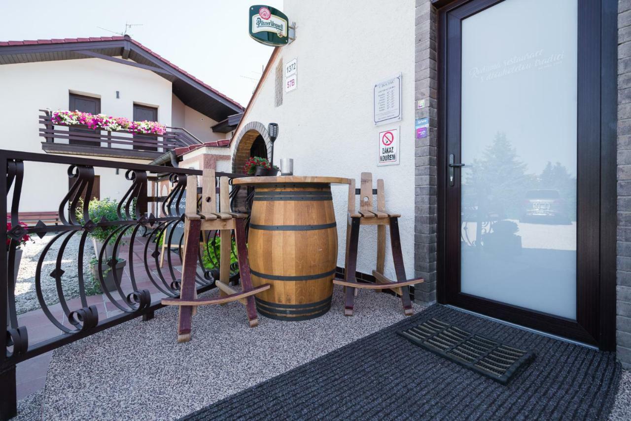 Restaurace A Penzion U Doubku Břeclav Екстериор снимка